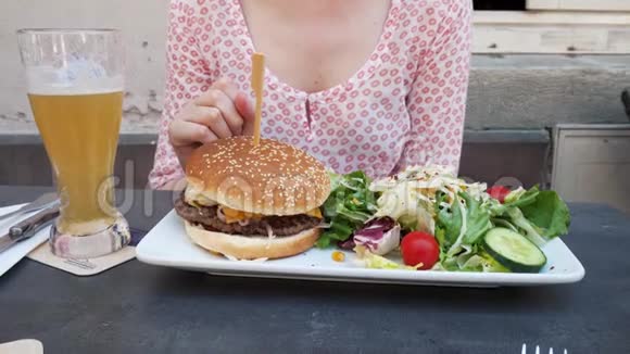 女人吃美味可口的汉堡包视频的预览图