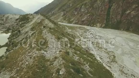 空中射击从飞行无人机山峰和河流山区山谷视频的预览图