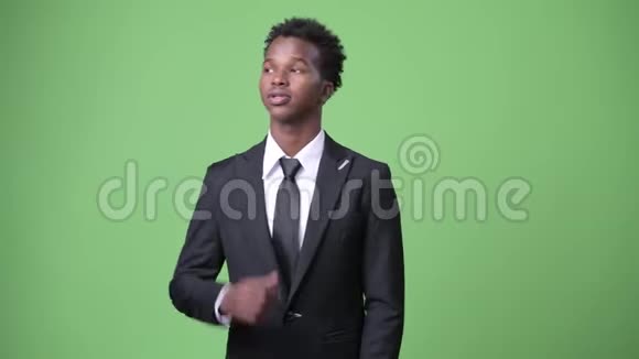 绿色背景下的年轻非洲商人视频的预览图