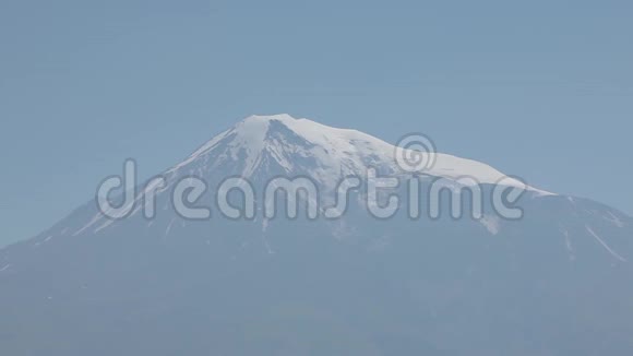 亚美尼亚雪山景观山天空风景自然蓝色建筑旧石头旅游视频的预览图