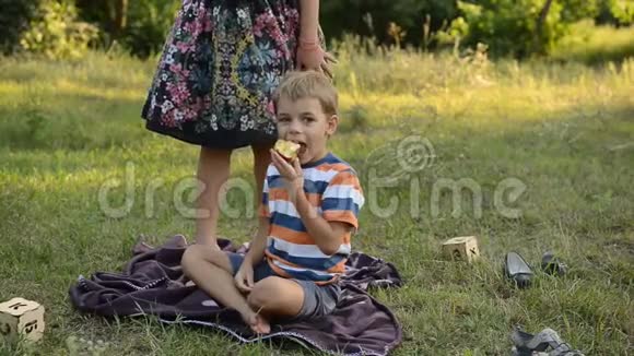 少年坐在面纱上吃苹果视频的预览图