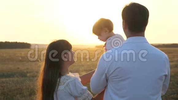 父亲带着女儿在公园里休息幸福家庭和童年的概念一家人在视频的预览图