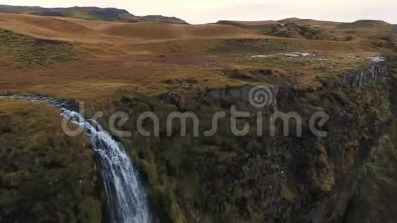 Seljalandsfoss瀑布空中射击视频的预览图