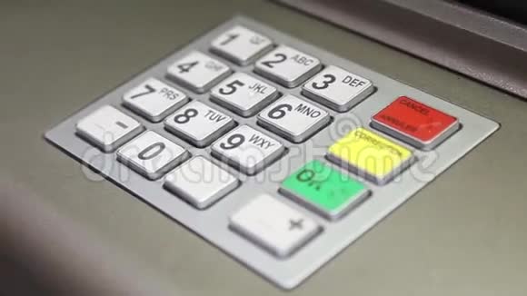 在ATM机上使用键盘视频的预览图