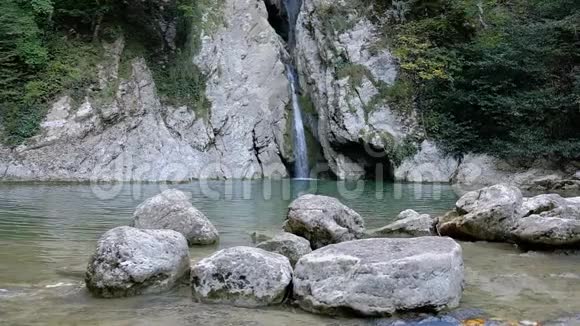 美丽的瀑布在山上的森林里慢速视频视频的预览图