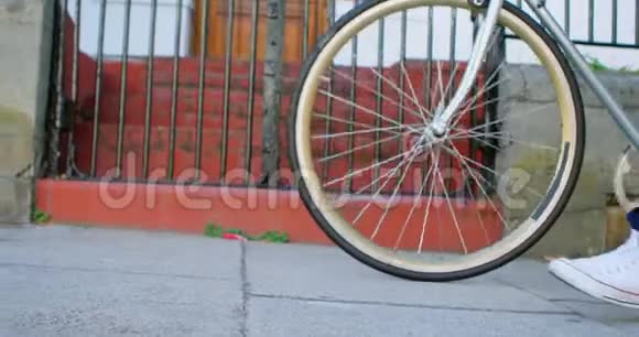 4k大街上骑自行车的女人视频的预览图