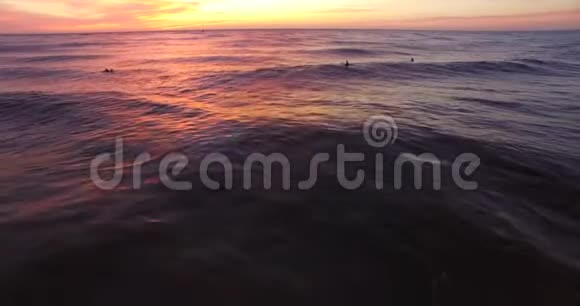 在夕阳下飞过冲浪者视频的预览图