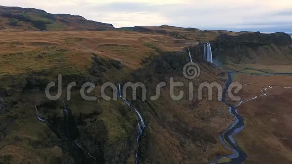 Seljalandsfoss瀑布空中射击视频的预览图
