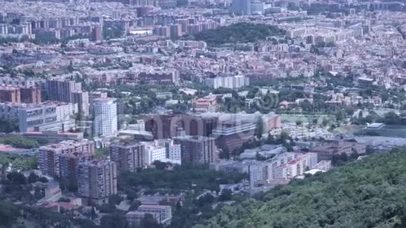 4巴塞罗那附近的空中城市景观不同地区的城镇在晴朗的晴天视频的预览图
