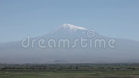 亚美尼亚雪山景观山天空风景自然蓝色建筑旧石头旅游视频的预览图