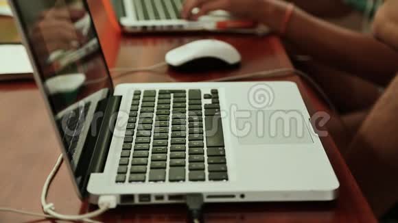 一个人正在研究笔记本电脑的设计视频的预览图