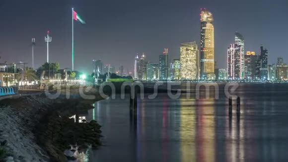 阿布扎比天际线全景和夜间海滨景观阿拉伯联合酋长国视频的预览图