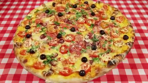 红色桌布上的披萨视频的预览图