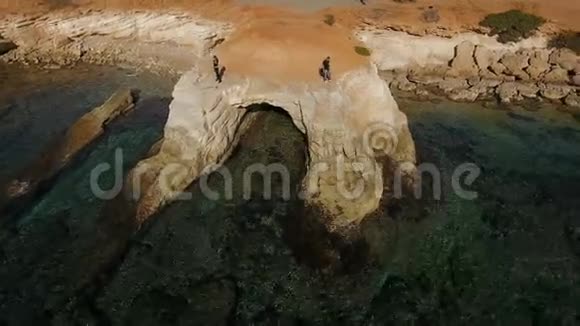 塞浦路斯海边的岩石上英俊的男人和女人视频的预览图