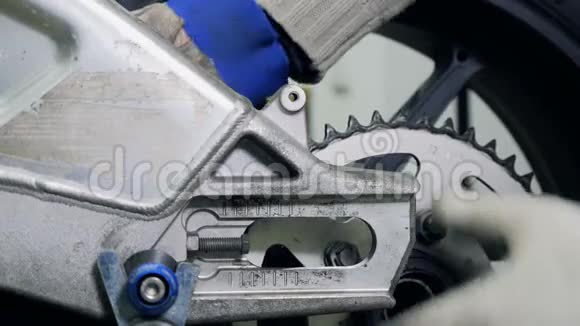 汽车修理工修理摩托车后轮视频的预览图