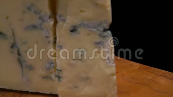 蓝色奶酪在木板上缓慢移动视频的预览图