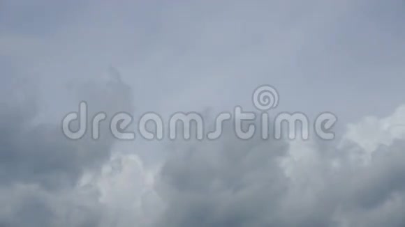 戏剧性的云浮在天空上视频的预览图