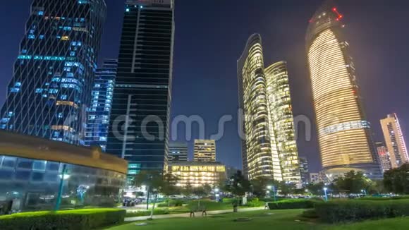 阿拉伯联合酋长国阿布扎比天际线夜间时间超移的摩天大楼视频的预览图