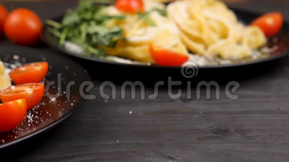 意大利面食上的帕尔马干酪视频的预览图