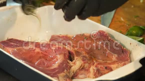 双手戴黑手套往肉里倒油视频的预览图