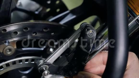 修理摩托车时人拧开螺母视频的预览图