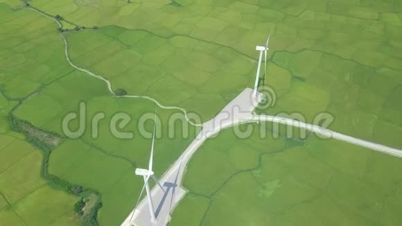 绿色农业田无人机视野上的风力涡轮机能源站空中观景风力发电机风车视频的预览图