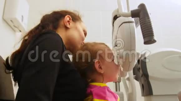 母亲和小女孩验光师检查儿童眼科儿童眼科视频的预览图