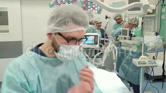 外科医生竖起大拇指视频的预览图