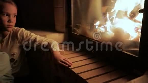 两个悲伤的小孩坐在壁炉旁视频的预览图