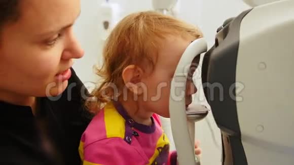 儿童眼科验光师检查儿童眼视频的预览图