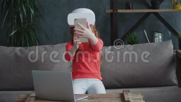 小女孩操纵虚拟现实视频的预览图