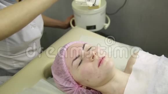 美容师做面部蒸汽清洗程序水疗中心专业美容视频的预览图