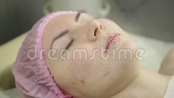 美容师做面部蒸汽清洗程序水疗中心专业美容视频的预览图