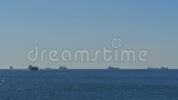 西班牙直布罗陀边界附近海域的军舰驳船和船只视频的预览图