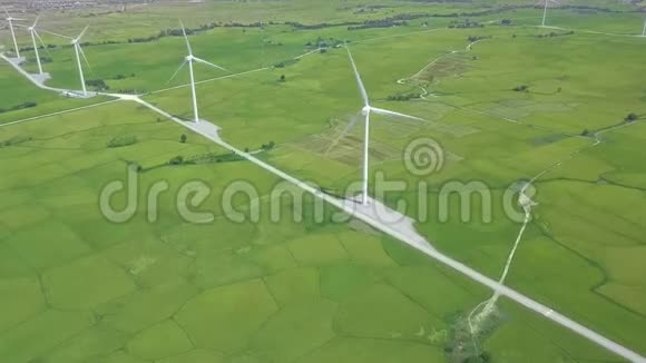 农业田间视野风力涡轮机绿野无人驾驶飞机上的风力发电机视频的预览图