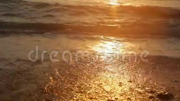 夕阳西下海面波涛汹涌视频的预览图