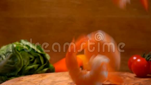 汁水虾落在木板上视频的预览图