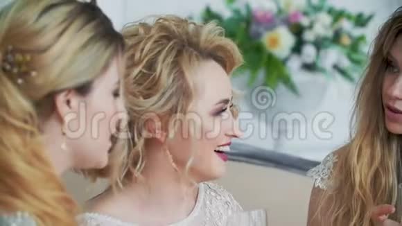 三个女孩在婚礼上和一个朋友相遇视频的预览图