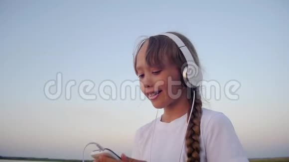 少女戴着手机戴着耳机跳舞视频的预览图
