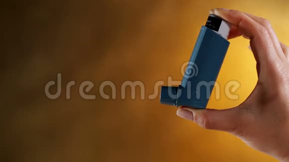 女人的手从蒸气吸入器里喷出三口视频的预览图
