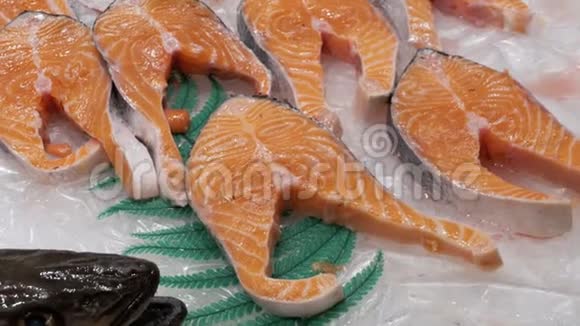 用切片红鱼在冰上展示拉波奎利亚鱼市场巴塞罗那西班牙视频的预览图