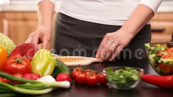 女人用手在蔬菜沙拉上浇油视频的预览图