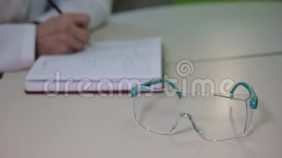 医生在他的笔记本上写字视频的预览图