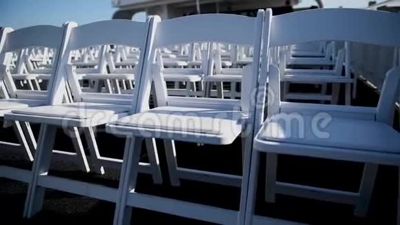 白色的椅子在美丽的婚礼上结婚视频的预览图