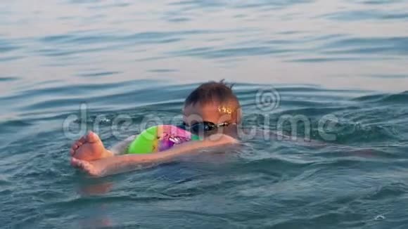 假期在海里洗澡时玩球的小孩视频的预览图