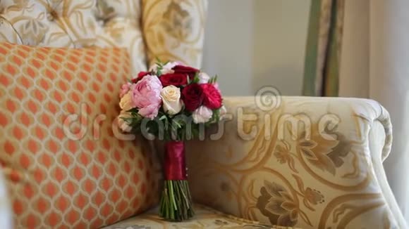 红粉玫瑰和牡丹的婚礼花束视频的预览图