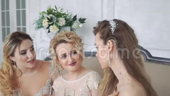 三个女孩在婚礼上和一个朋友相遇视频的预览图