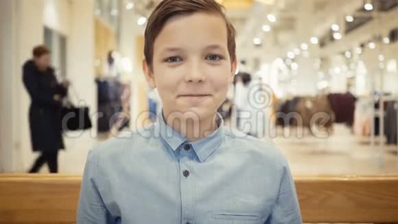 肖像可爱的男孩坐在鼹鼠大厅的长凳上视频的预览图
