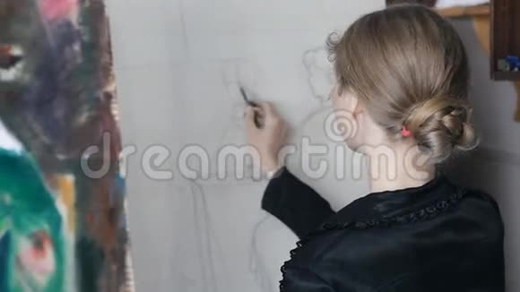 女孩在画架上画铅笔视频的预览图