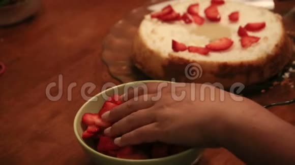 一手草莓放在蛋糕上视频的预览图